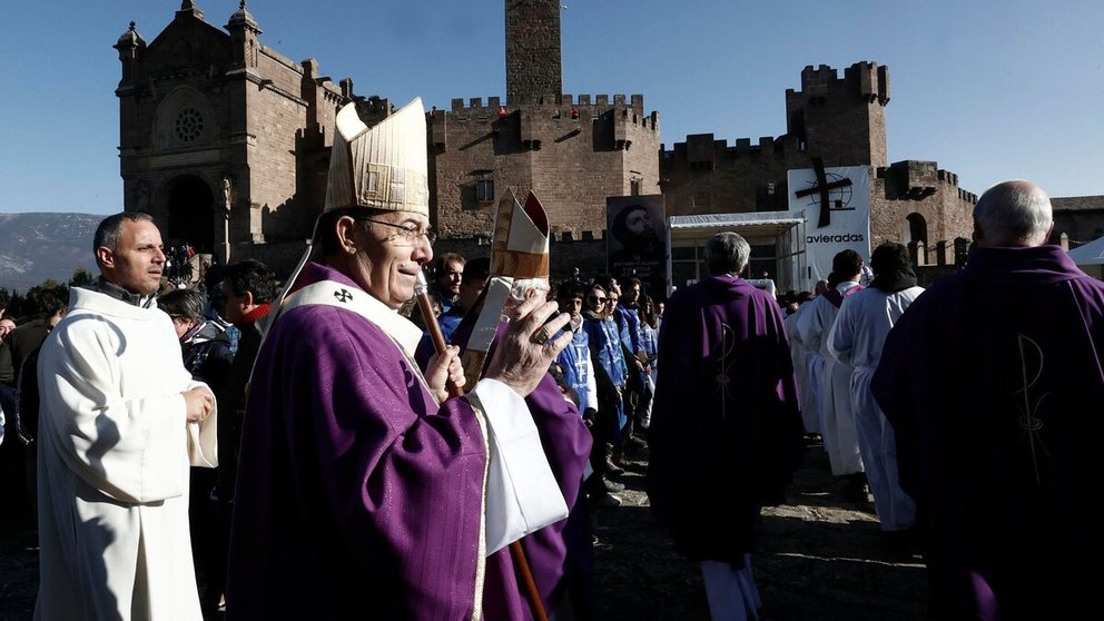 El arzobispo de Pamplona y obispo de Tudela, Francisco Pérez, ha reivindicado este domingo en la misa frente al Castillo de Javier la fe en Dios frente a "ideologías nocivas y perecederas". EFE / JESÚS DIGES