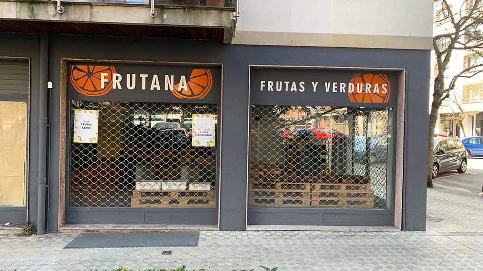 Tienda Frutana en la esquina de la travesía San Juan Bosco con la calle Padre Barace en Pamplona. Navarra.com