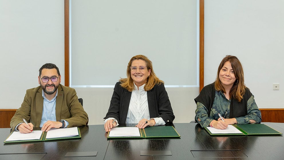 De izquierda a derecha, Jesús María Rodríguez, Rosalía Baena e Izaskun Azcona, durante la firma del convenio. UNIVERSIDAD DE NAVARRA