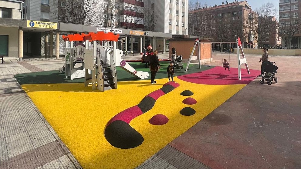 El nuevo parque infantil que el Ayuntamiento de Barañáin ha implementado en la Plaza de los Tilos. AYUNTAMIENTO DE BARAÑÁIN