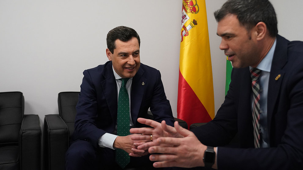 El presidente de la Junta de Andalucía, Juanma Moreno Bonilla (i), con el presidente del Partido Popular de Navarra. PP
