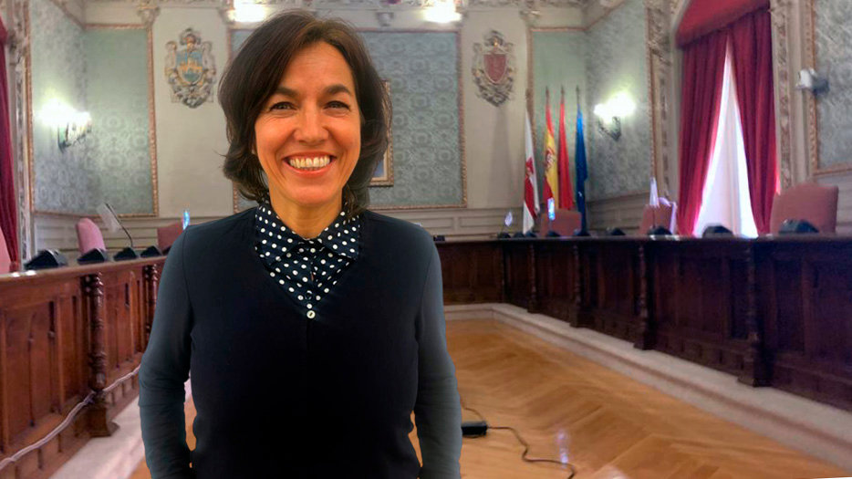 Olga Chueca, candidata del PSN al Ayuntamiento de Tudela, en una foto sobre el salón de plenos.
