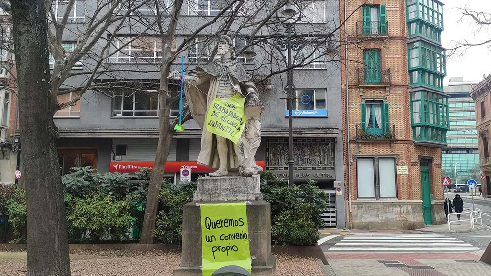 Una de las estatuas que ha aparecido con utensilios de limpieza y carteles en el paseo Sarasate de Pamplona. NAVARRA.COM