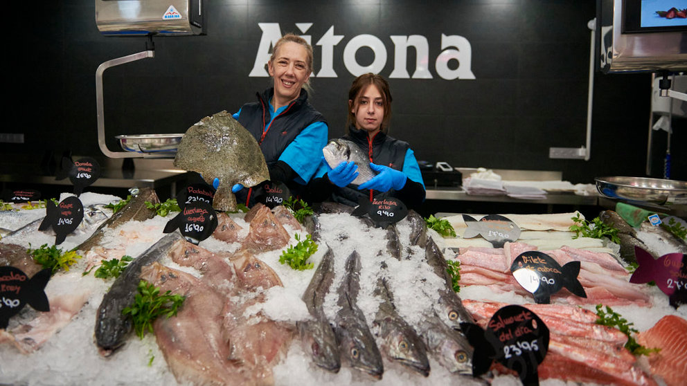 Raquel Sampedro y Edurne Vaquero han abierto la pescadería Aitona en Sarriguren con pesacado fresco y congelados de Martínez de Quel. IRANZU LARRASOAÑA