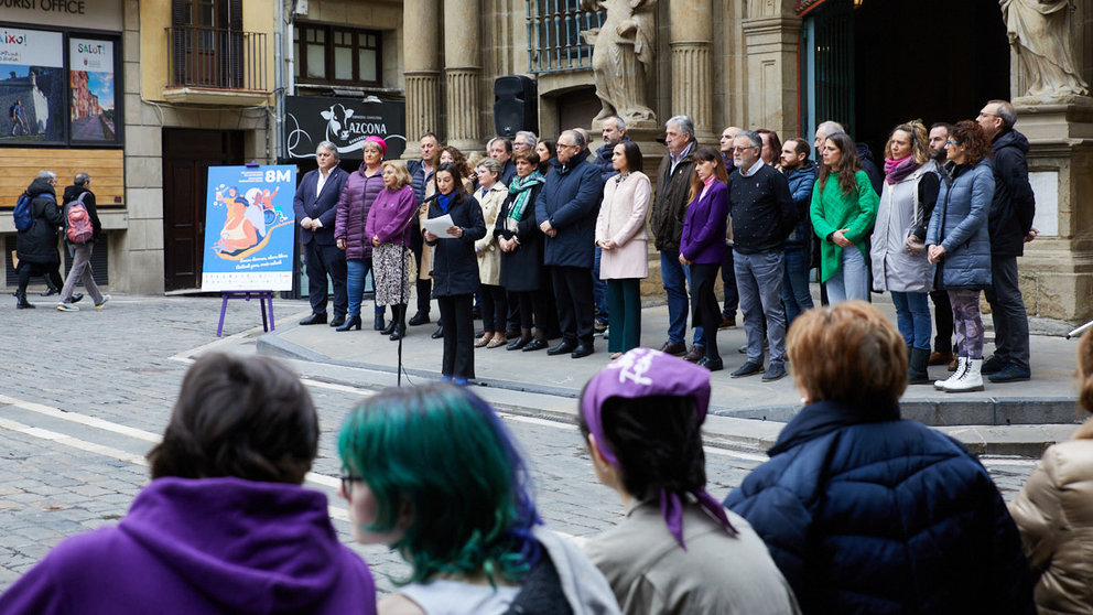 Concentración del Ayuntamiento de Pamplona por el Día Internacional de las Mujeres en la plaza Consistorial. IÑIGO ALZUGARAY
