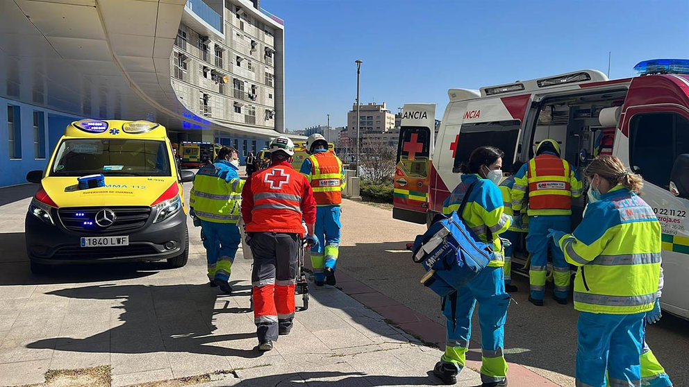 Intervención de sanitarios de SUMMA 112 y Cruz Roja para atender a los dos jóvenes heridos. EMERGENCIAS 112 COMUNIDAD DE MADRID