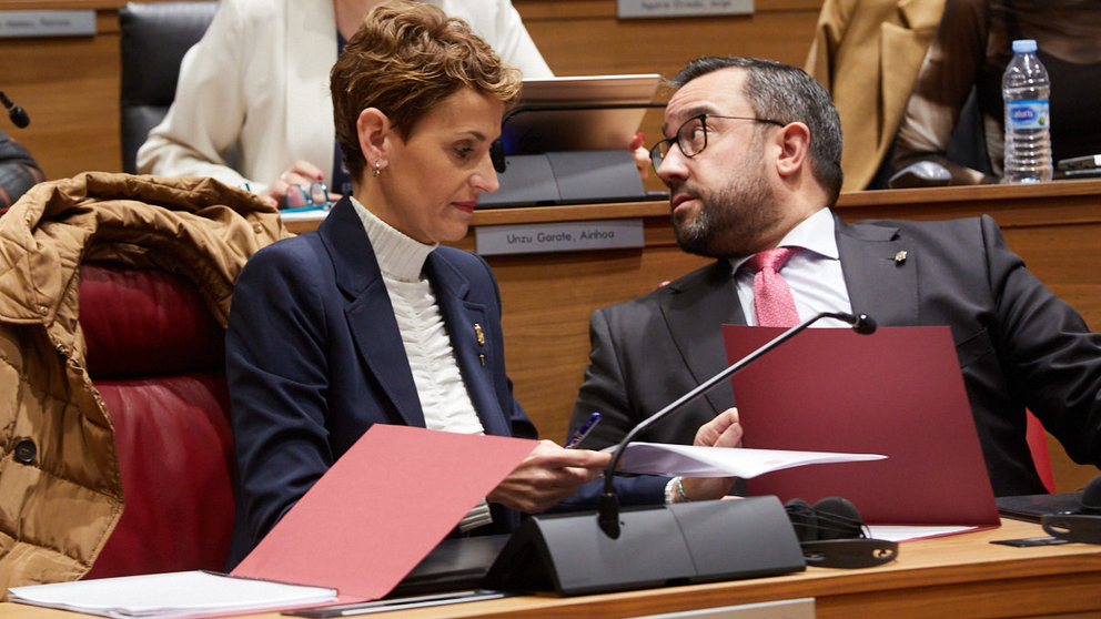 María Chivite y Javier Remírez en el pleno del Parlamento de Navarra. IÑIGO ALZUGARAY