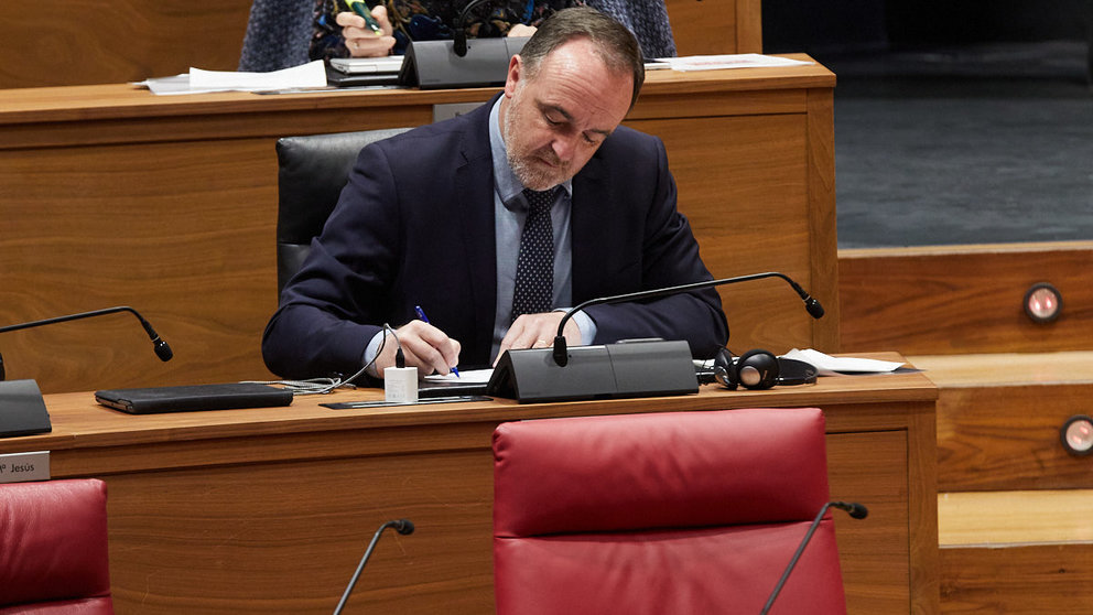 Javier Esparza (UPN-Navarra Suma) en el pleno del Parlamento de Navarra. IÑIGO ALZUGARAY