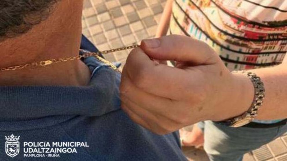 La mujer le arrancó a la víctima la cadena del cuello por el método del abrazo. POLICÍA MUNICIPAL DE PAMPLONA