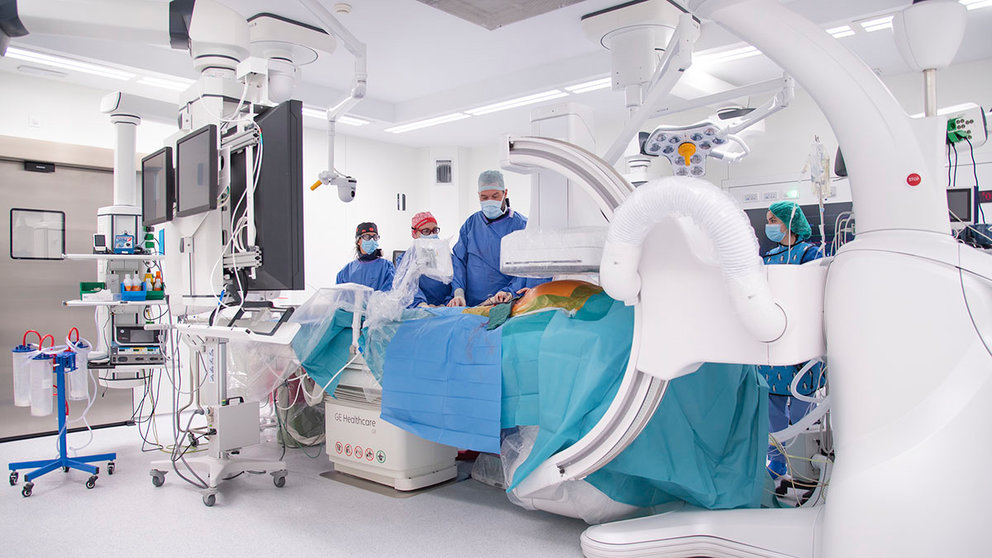 Médicos en  una operación en el Hospital Universitario de Navarra consistente en una cirugía cardiovascular. GOBIERNO DE NAVARRA