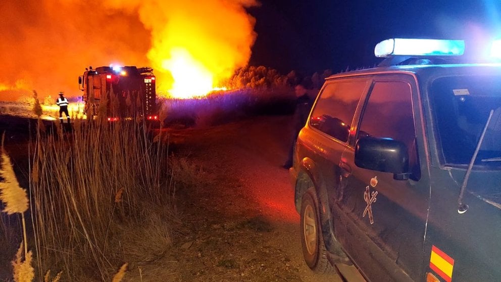 Los efectivos de emergencias trabajan para extinguir el incendio en la Balsa de Pulguer en la localidad de Cascante. GUARDIA CIVIL