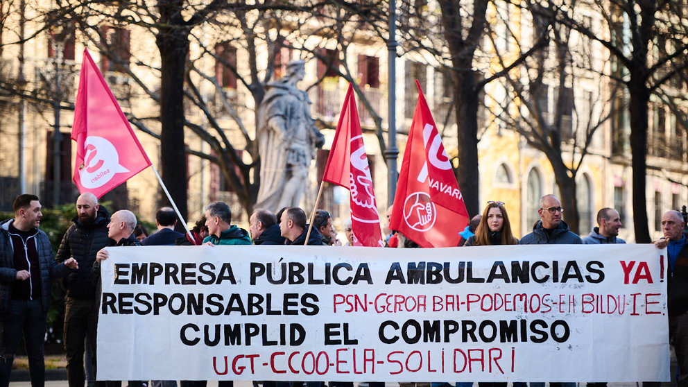 Los sindicatos se concentran a las puertas del Parlamento para pedir empresas públicas de ambulancias. PABLO LASAOSA