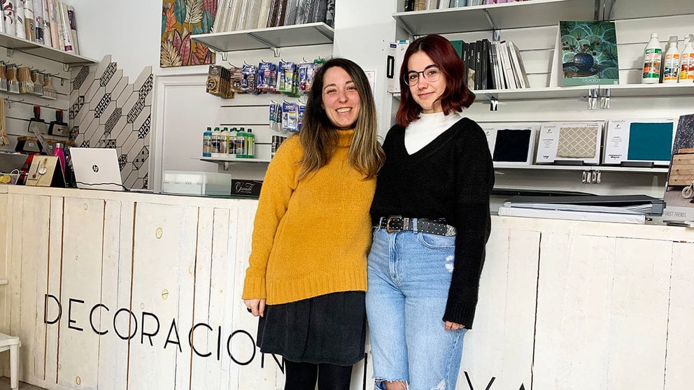 Sara Martínez e Iraia Lusarreta en la tienda Decoraciones Idoya en Pamplona. Navarra.com