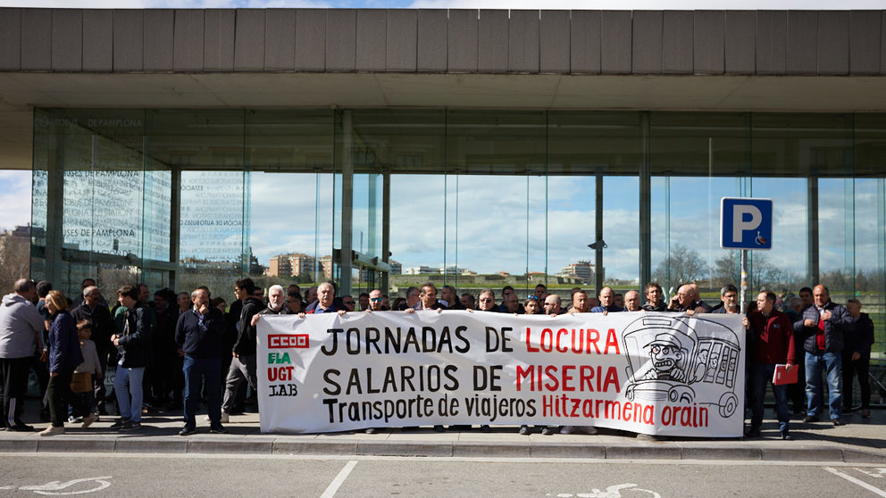 Concentración de trabajadores del sector de transporte de viajeros para protestar por el "bloqueo" del convenio. IÑIGO ALZUGARAY