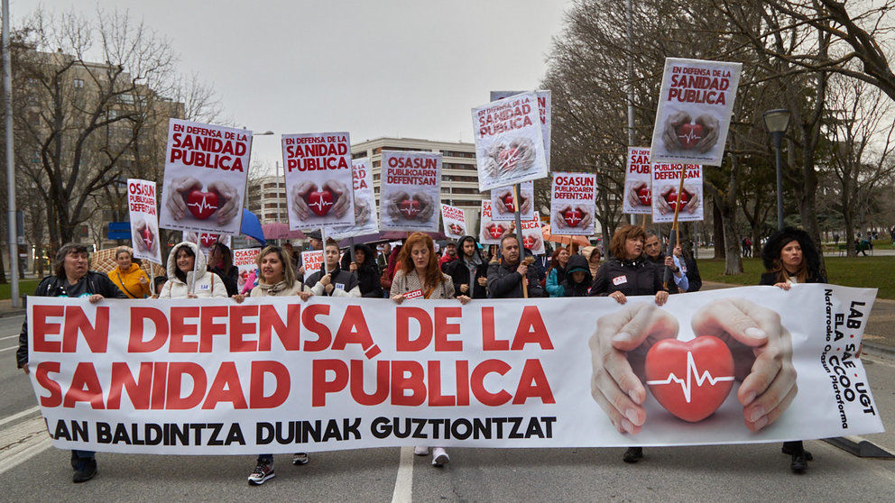 Manifestación convocada por LAB, SAE, UGT, ELA y CCOO, junto con la Plataforma Navarra de Salud, bajo el lema 'En defensa de la sanidad pública'. IÑIGO ALZUGARAY