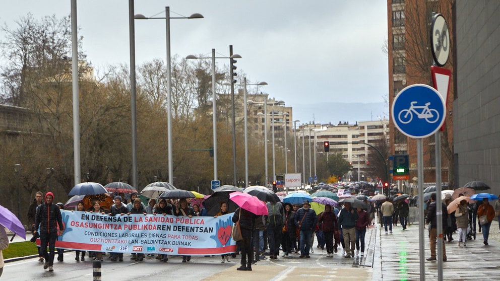 Manifestación convocada por LAB, SAE, UGT, ELA y CCOO, junto con la Plataforma Navarra de Salud, bajo el lema 'En defensa de la sanidad pública'. IÑIGO ALZUGARAY