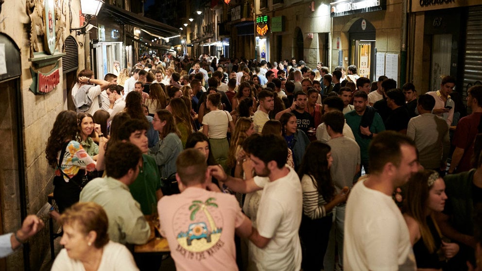 Cientos de personas disfrutan de la noche en una calle del Casco Viejo de Pamplona. PABLO LASAOSA
