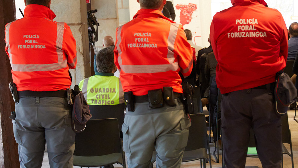 Agentes de la Policía Foral y de la Guardia Civil de Tráfico, en la presentación de la etapa de esta competición que tendrá como lugar de salida Pamplona, el próximo 10 de septiembre. IÑIGO ALZUGARAY