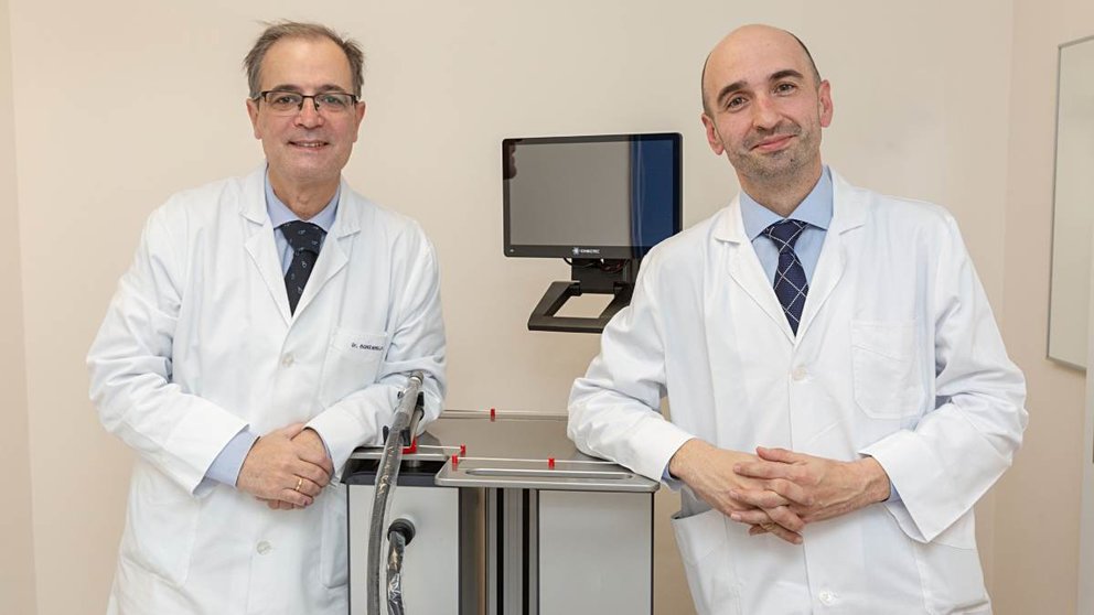 La Clinica Universidad de Navarra busca pacientes con ulceras vasculares venosas para un ensayo clinico. En la imagen, los doctores Bernardo Hontanilla e Ignacio Leal.