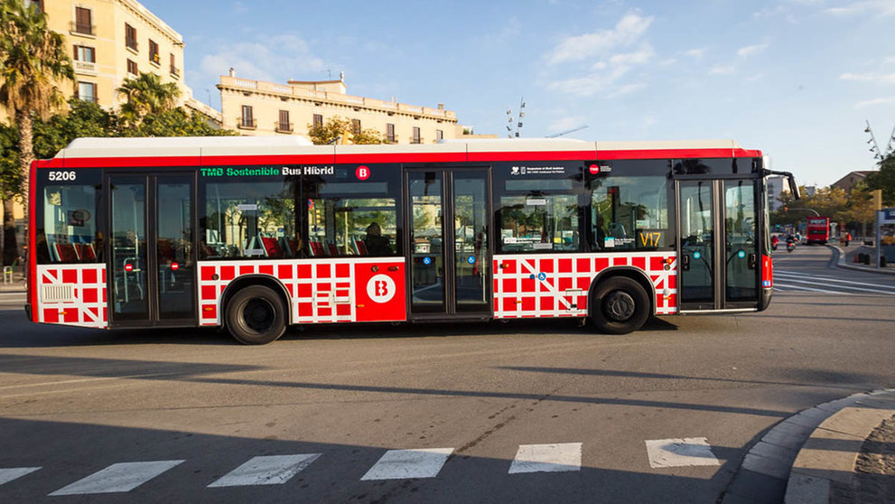 Imagen de archivo de un autobús urbano en Barcelona. PEP HERRERO / FLICKR