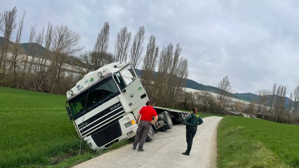 El camión se ha salido de la vía en el camino que conecta el polígono industrial de Egués con la localidad de Gorraiz. GUARDIA CIVIL