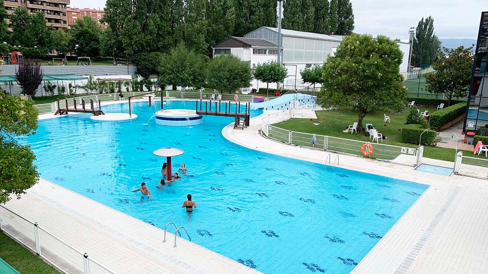 Piscinas al aire libre en las instalaciones deportivas de Oberena en Pamplona. Navarra.com