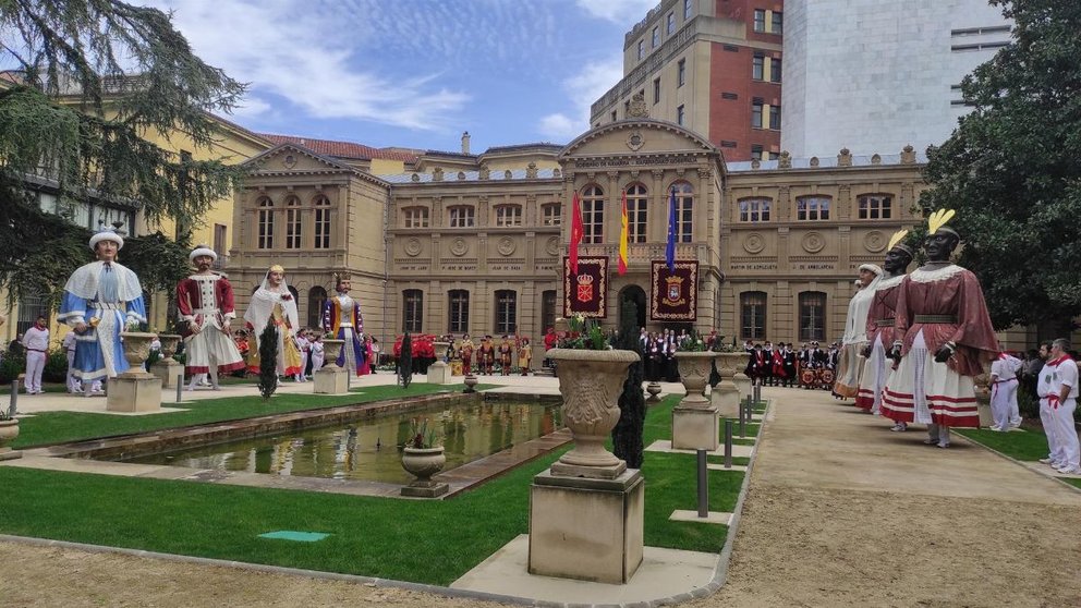 El Cuerpo de Ciudad del Ayuntamiento de Pamplona, en el Jardín del Palacio de Navarra con motivo de la celebración de su declaración como Bien de Interés Cultural inmaterial por parte del Gobierno de Navarra. - EUROPA PRESS