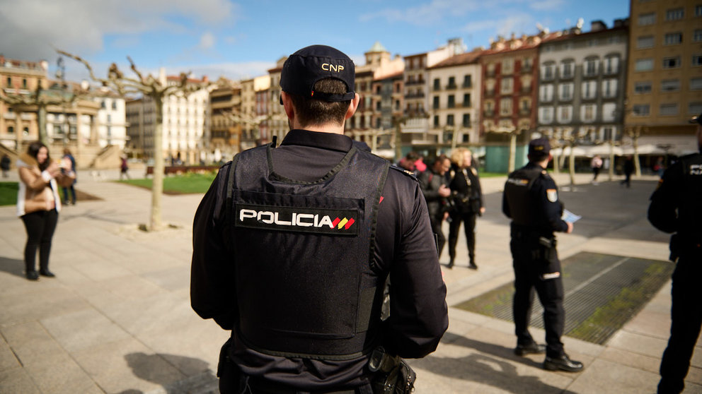Agentes de Policía Nacional de Pamplona, en una imágen de archivo. PABLO LASAOSA