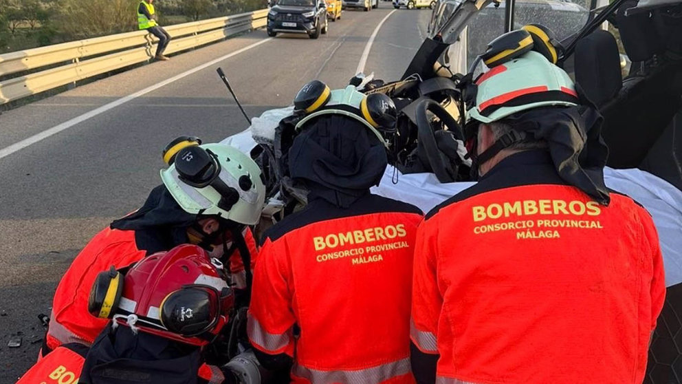 Efectivos del Consorcio Provincial de Bomberos trabajando en el accidente de Olvera. CONSORCIO PROVINCIAL DE BOMBEROS