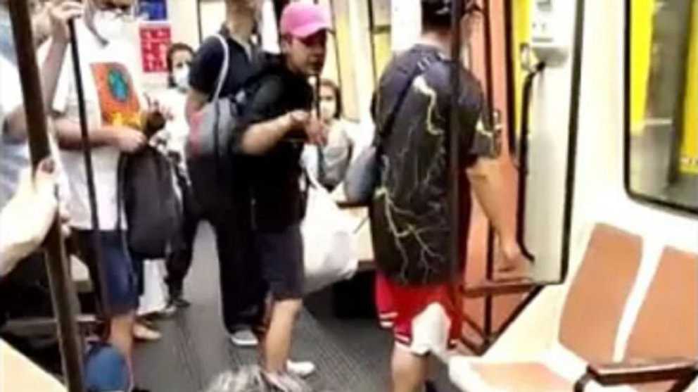 Imágenes de la cámara de seguridad del metro de Madrid de la agresión de un joven colombiano a un enfermero.