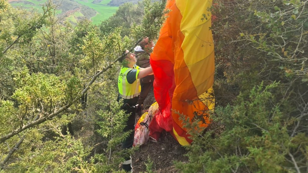 Rescate de un parapentista accidentado en Navarra. GUARDIA CIVIL