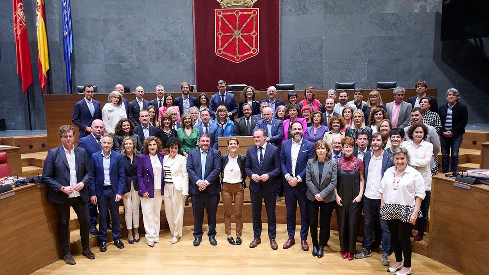 Foto de familia del pleno del Parlamento de Navarra junto a los miembros del Gobierno tras la última sesión de la legislatura 2019-2023. GOBIERNO DE NAVARRA