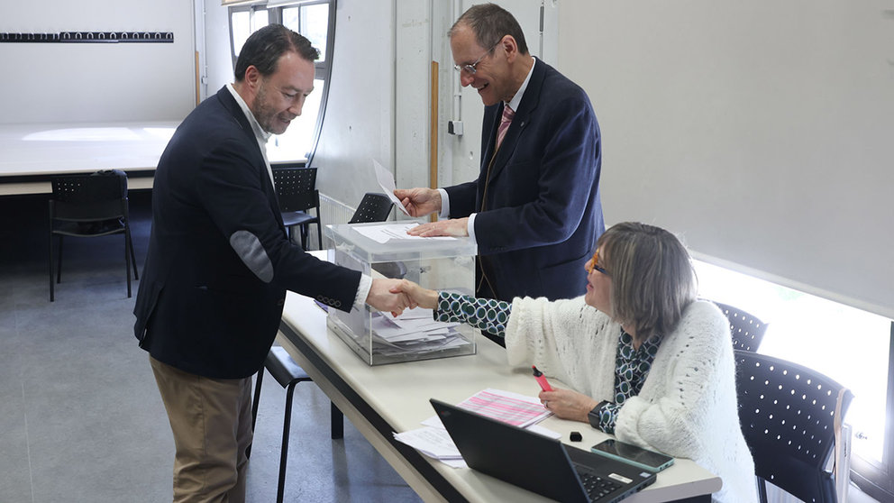 Ramón Gonzalo vota en las elecciones a rector de la UPNA. UPNA
