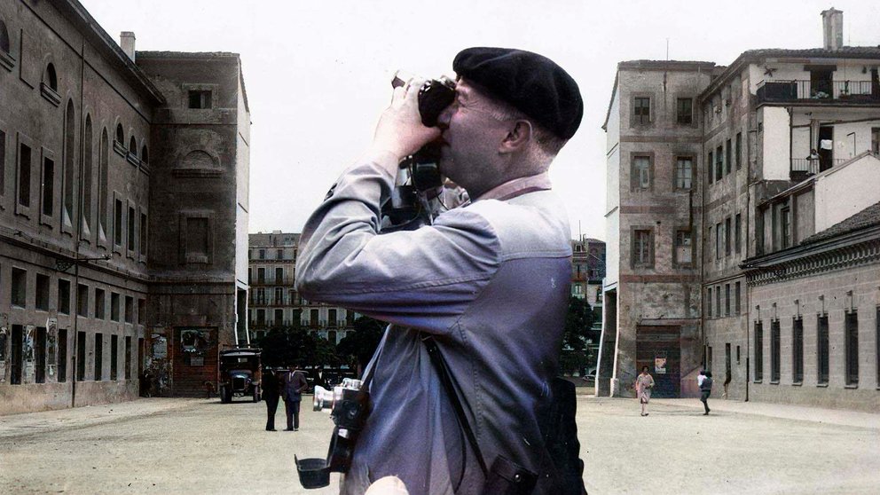 José Galle Gallego con su cámara en una composición sobre otra imagen de su época en Pamplona.