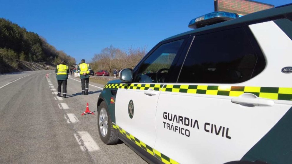 Dos agentes de la Guardia Civil de Tráfico atendiendo un accidente en una carretera de Navarra. GUARDIA CIVIL