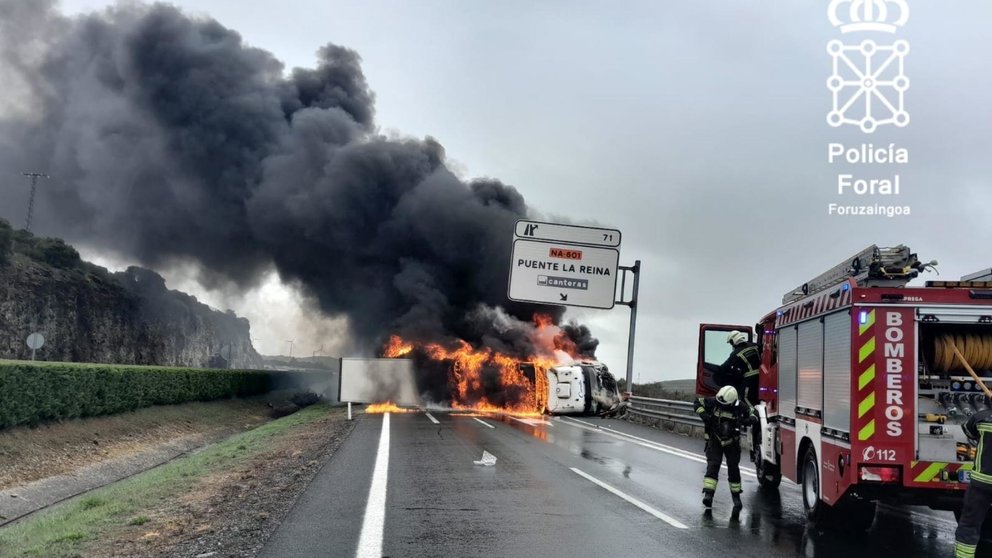 Un camión ardiendo ha cortado la autopista AP-15. BOMBEROS DE NAVARRA
