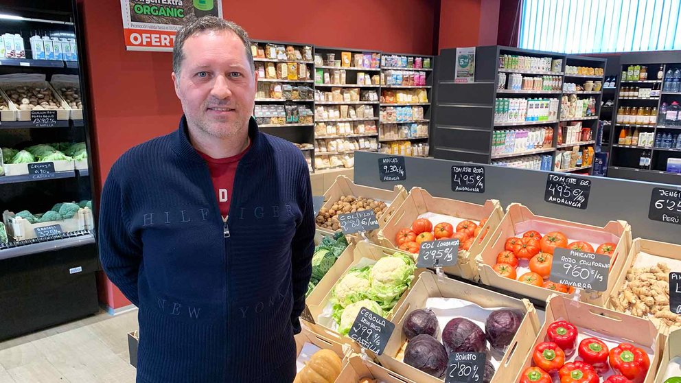 Alfredo Abaurrea en su supermercado Biecor de Lezkairu. Navarra.com