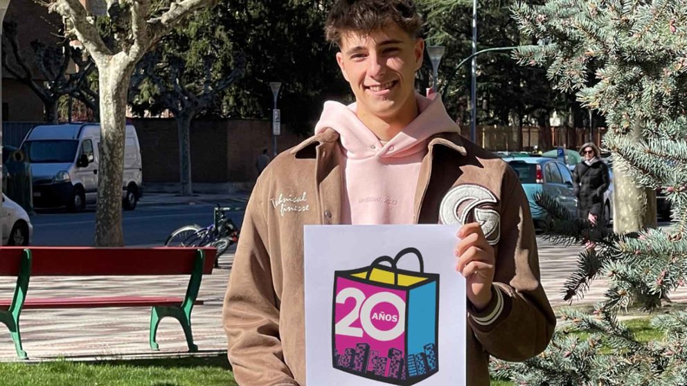 Saul Rumi, pamploés de 18 años que ha resultado vencedor del concurso de la Asociación de Comerciantes de San Juan, Mendebaldea y Ermitagaña para el logo de su XX aniversario. CEDIDA