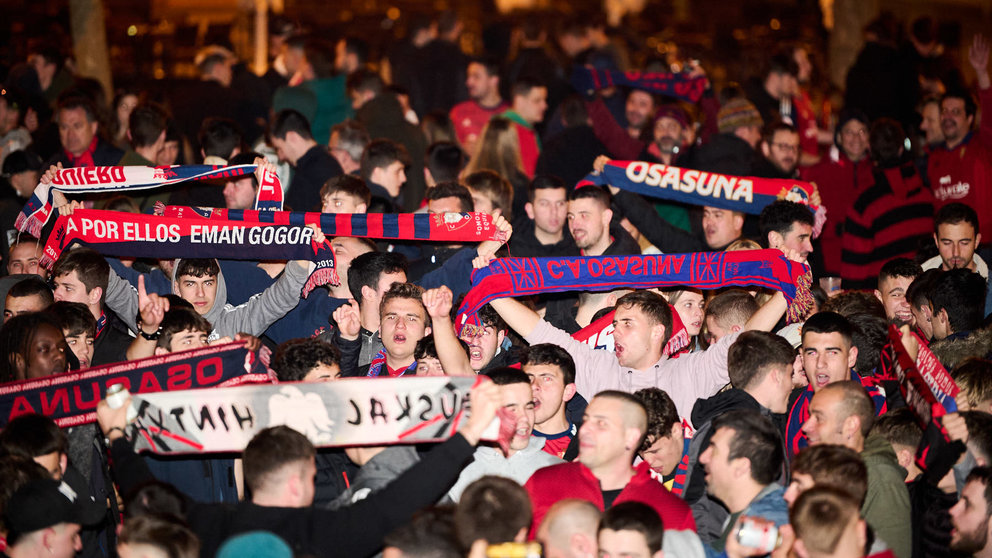 Cientos de personas celebran en la Plaza del Castillo de Pamplona el pase de Osasuna a la final de la Copa del Rey 2023. PABLO LASAOSA
