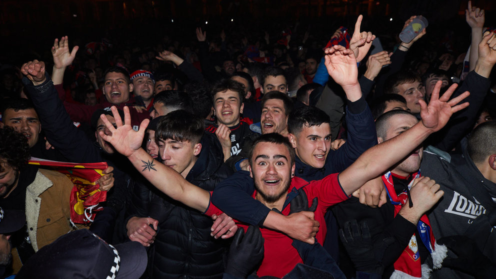 Celebración de la clasificación de Osasuna para la final de la Copa del Rey, en la Plaza del Castillo de Pamplona. IÑIGO ALZUGARAY