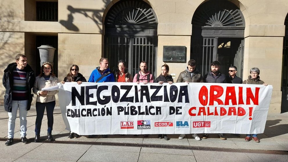 Los sindicatos convocantes de la huelga del pasado lunes en la enseñanza pública de Navarra (LAB, Steilas, CCOO, ELA y UGT) en la concentración frente al Palacio de Navarra - EUROPA PRESS