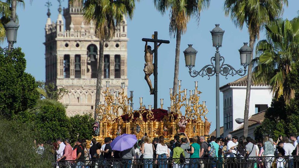 La procesión del Cristo del Cachorro a su paso por el puente de Triana, esta tarde de Viernes Santo en Sevilla. EFE/Raúl Caro