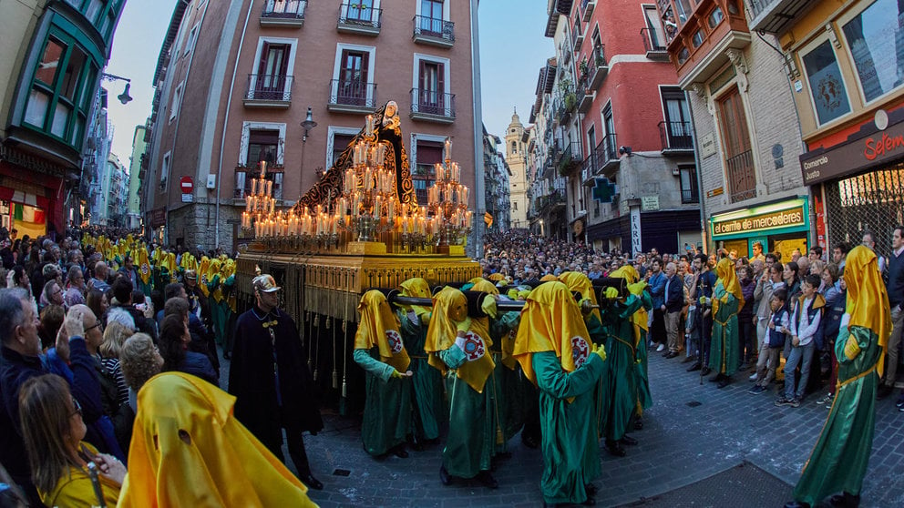 El paso de La Dolorosa sale de la Catedral de Santa María La Real y recorre las calles de Pamplona durante la procesión de Viernes Santo. IÑIGO ALZUGARAY