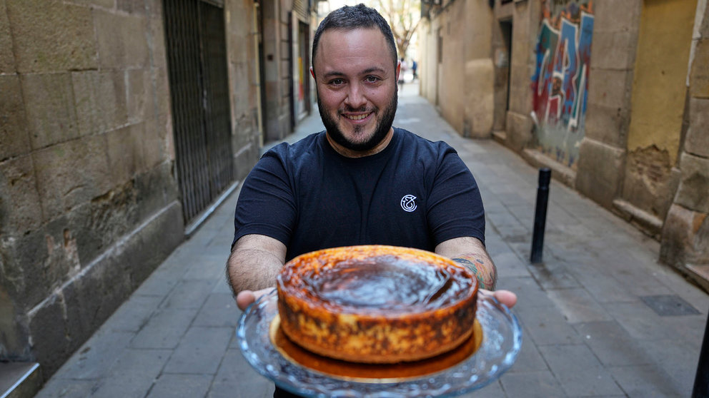 Jon García, el ingeniero aeronáutico a manos de Jon Cake que vende 2.000 tartas de queso a la semana. EFE / Alejandro García