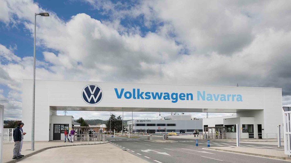 Puerta de acceso a Volkswagen Navarra. EFE/ Villar López