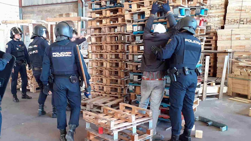 La Policía Nacional detiene a uno de los dos explotadores laborales. POLICÍA NACIONAL