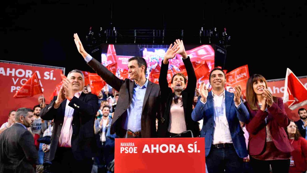 Pedro Sánchez alza el brazo junto a Chivite en su última visita electoral a Navarra. PABLO LASAOSA