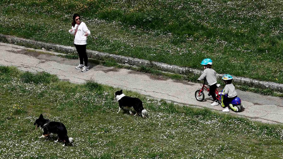 Una madre pasea con sus dos hijos y dos perros por el parque de la Ciudadela de Pamplona en una imagen de archivo. EFE/ Jesús Diges
