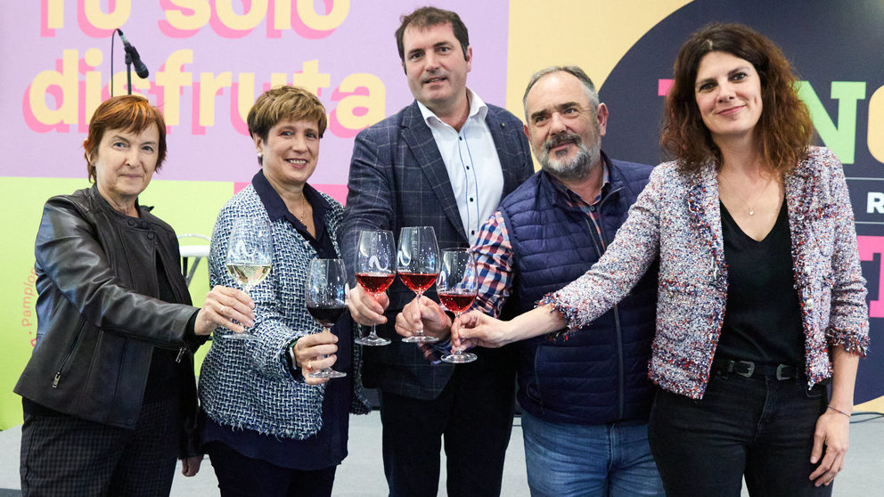 Inauguración de la décima edición de Vinofest Navarra en Pamplona con la presencia de 22 bodegas que ofrecen sus novedades a los asistentes en Baluarte. IÑIGO ALZUGARAY