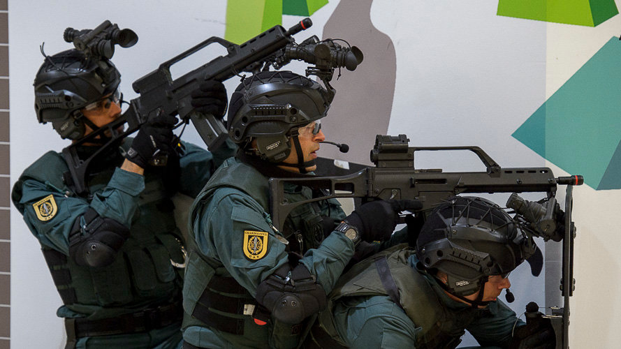 Agentes de la Guardia Civil durante un simulacro de atentado. PABLO LASAOSA 11
